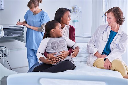 Girl patient and her mother talking to female doctor on hospital children's ward Photographie de stock - Premium Libres de Droits, Code: 649-08702723