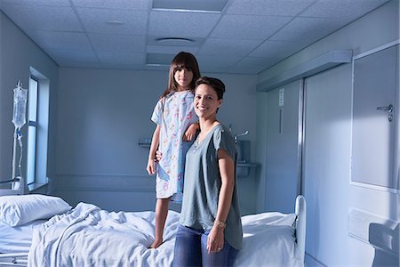 Portrait of girl patient and mother in hospital children's ward Fotografie stock - Premium Royalty-Free, Codice: 649-08702737