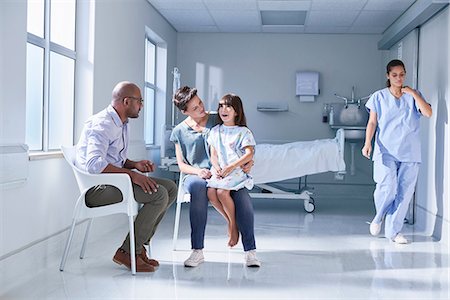 Male doctor talking to girl patient and her mother in hospital children's ward Photographie de stock - Premium Libres de Droits, Code: 649-08702733