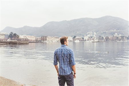simsearch:649-08702807,k - Young man looking out from lakeside, Lake Como, Italy Photographie de stock - Premium Libres de Droits, Code: 649-08702774