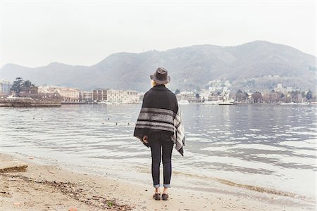 Rear view of stylish young woman looking out from lakeside, Lake Como, Italy Foto de stock - Sin royalties Premium, Código: 649-08702777