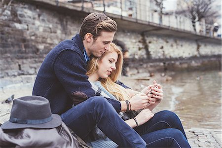 simsearch:649-08702811,k - Young couple reading smartphone texts on lakeside, Lake Como, Italy Fotografie stock - Premium Royalty-Free, Codice: 649-08702779