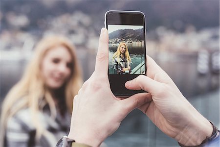 Man's hands taking smartphone photograph of girlfriend on waterfront,  Lake Como, Italy Foto de stock - Sin royalties Premium, Código: 649-08702828