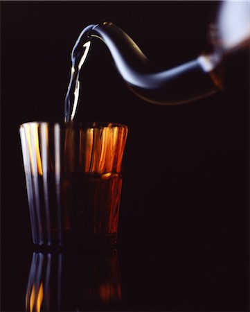 simsearch:649-06001362,k - Tea pouring from spout of teapot into glass Foto de stock - Sin royalties Premium, Código: 649-08702874