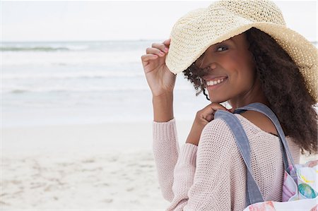 simsearch:649-08702973,k - Young woman wearing hat on beach Photographie de stock - Premium Libres de Droits, Code: 649-08702950