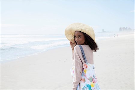 simsearch:649-08702973,k - Young woman wearing hat on beach Photographie de stock - Premium Libres de Droits, Code: 649-08702951