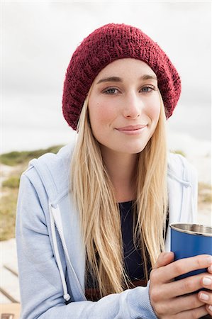 simsearch:649-08084940,k - Young woman holding cup of coffee on cold day Foto de stock - Sin royalties Premium, Código: 649-08702963