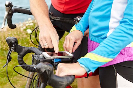 Cyclists stopping to use GPS on mobile phone Photographie de stock - Premium Libres de Droits, Code: 649-08703028