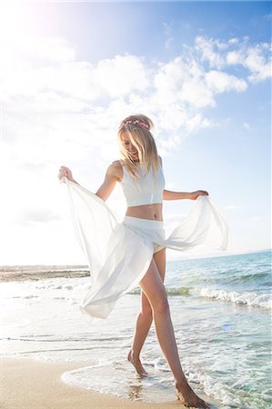 Young woman on beach, dancing, smiling Foto de stock - Sin royalties Premium, Código: 649-08703218