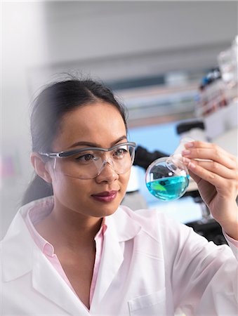 simsearch:649-07905107,k - A scientist preparing a chemical formula in a laboratory Photographie de stock - Premium Libres de Droits, Code: 649-08703229