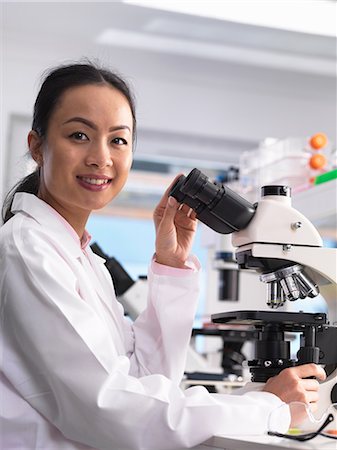 slide (microscope slide) - Scientist viewing a glass slide containing a sample for laboratory analysis Stock Photo - Premium Royalty-Free, Code: 649-08703234