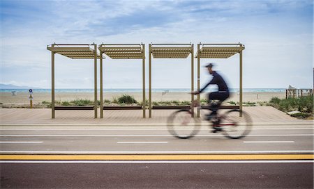 simsearch:614-09259110,k - Blurred motion of cyclist cycling along coastal road, Cagliari, Italy Photographie de stock - Premium Libres de Droits, Code: 649-08703364