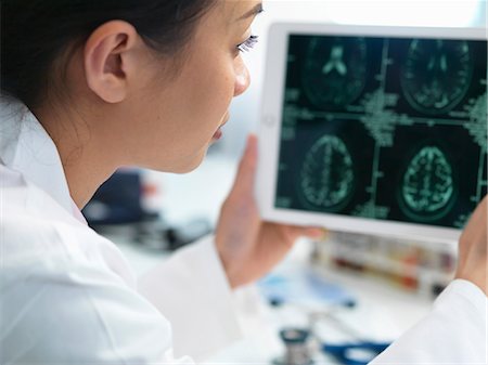 Doctor viewing CT scan result of brain on digital tablet for abnormalities Stockbilder - Premium RF Lizenzfrei, Bildnummer: 649-08703436