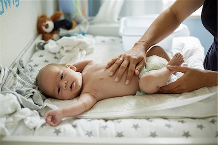 stomaco - Mothers hand massaging baby son Fotografie stock - Premium Royalty-Free, Codice: 649-08703487