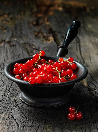 simsearch:649-06352854,k - Red currants in small vintage metal sieve, rustic wooden table Stock Photo - Premium Royalty-Free, Code: 649-08703508