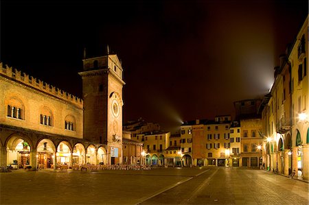 Mantua commune, illuminated at night, Lombardy, Italy Photographie de stock - Premium Libres de Droits, Code: 649-08714033