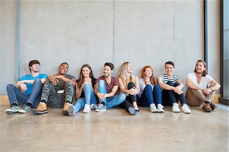simsearch:6113-07542497,k - Group portrait of male and female students sitting on floor in a row at higher education college Photographie de stock - Premium Libres de Droits, Code: 649-08714093
