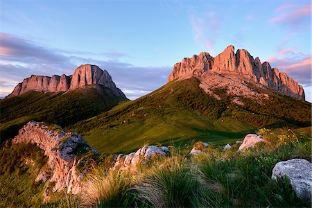 Rock formation and Acheshboki (Devil's Gates) mountains,  Bolshoy Thach (Big Thach) Nature Park, Caucasian Mountains, Republic of Adygea, Russia Foto de stock - Sin royalties Premium, Código: 649-08714266