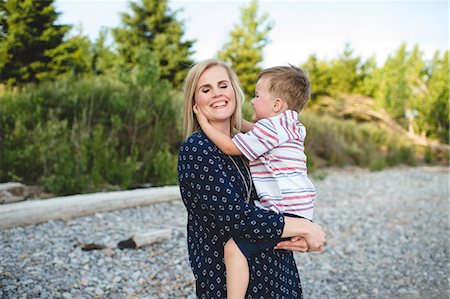 Mid adult woman carrying and hugging small son at Lake Ontario, Oshawa, Canada Stockbilder - Premium RF Lizenzfrei, Bildnummer: 649-08714279