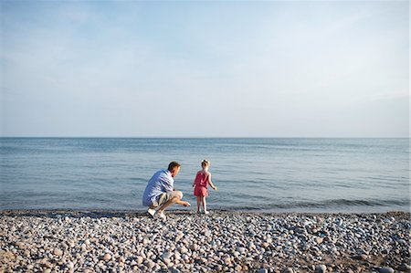 father playing with daughter - Mid adult man and daughter skimming stones at Lake Ontario, Oshawa, Canada Photographie de stock - Premium Libres de Droits, Code: 649-08714270