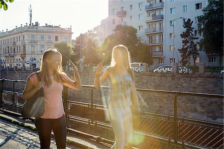 simsearch:649-08703319,k - Two adult female friends giving high fiving each other in city, Vienna, Austria Foto de stock - Royalty Free Premium, Número: 649-08714311