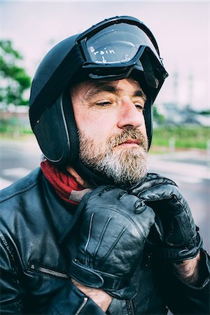simsearch:649-08714749,k - Mature male motorcyclist wearing black fastening leather jacket Foto de stock - Sin royalties Premium, Código: 649-08714727