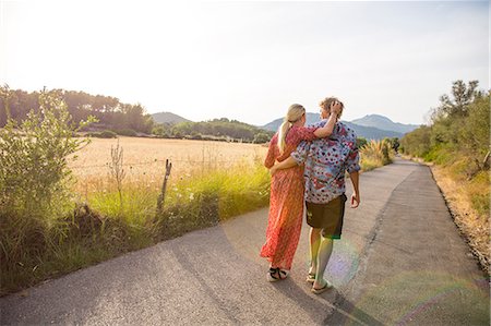 simsearch:614-07708168,k - Rear view of romantic young couple strolling along rural road, Majorca, Spain Photographie de stock - Premium Libres de Droits, Code: 649-08714768