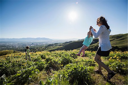 Mother playing with children in filed, hiking the Bonneville Shoreline Trail in the Wasatch Foothills above Salt Lake City, Utah Photographie de stock - Premium Libres de Droits, Code: 649-08714798