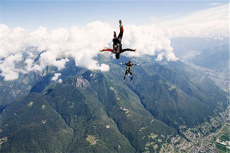 Freestyle skydiving team training together. One man  performing air-ballet, another jumper is filming with video camera on helmet, Locarno, Tessin, Switzerland Stockbilder - Premium RF Lizenzfrei, Bildnummer: 649-08714985