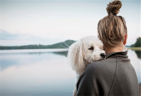 simsearch:614-08081227,k - Coton de tulear dog looking over woman's shoulder at lake, Orivesi, Finland Stock Photo - Premium Royalty-Free, Code: 649-08714982