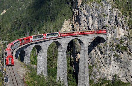 Train on the Landwasser Viaduct, Filisur, Splugen, Canton Graubunden, Switzerland Photographie de stock - Premium Libres de Droits, Code: 649-08714993