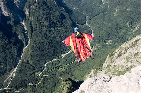 simsearch:649-08714999,k - Wingsuit BASE jumper is flying down, Italian Alps, Alleghe, Belluno, Italy Foto de stock - Royalty Free Premium, Número: 649-08715002