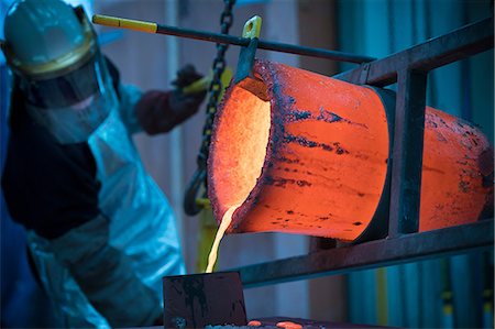 fonderie - Male foundry worker pouring bronze melting pot in bronze foundry Photographie de stock - Premium Libres de Droits, Code: 649-08715046