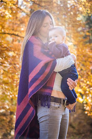 simsearch:649-08900920,k - Mother in forest kissing baby girl on forehead Fotografie stock - Premium Royalty-Free, Codice: 649-08745018