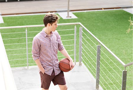 Young man outdoors, holding basketball Foto de stock - Sin royalties Premium, Código: 649-08745025