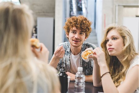 simsearch:649-08745093,k - Co-workers having morning break at table Foto de stock - Royalty Free Premium, Número: 649-08745057