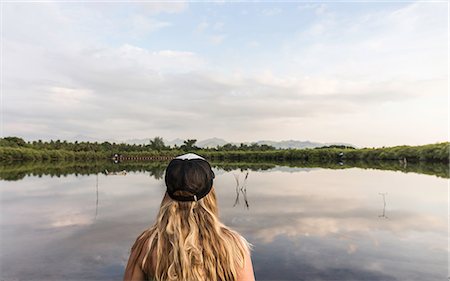 simsearch:649-08422987,k - Rear view of young woman looking out over lake, Gili Meno, Lombok, Indonesia Photographie de stock - Premium Libres de Droits, Code: 649-08745117