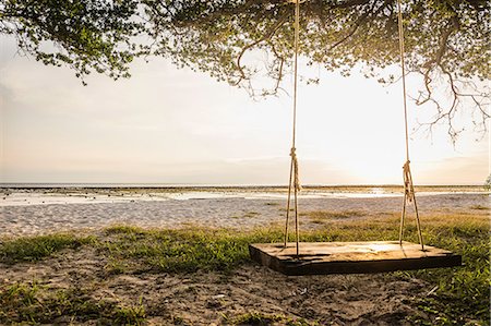 dondolamento ad un albero - Empty beach tree swing at sunset, Gili Trawangan, Lombok, Indonesia Fotografie stock - Premium Royalty-Free, Codice: 649-08745110