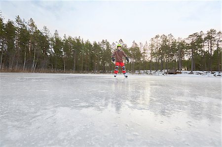 simsearch:649-09166459,k - Boy ice skating on frozen lake, Gavle, Sweden Stockbilder - Premium RF Lizenzfrei, Bildnummer: 649-08745285