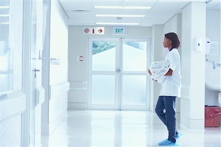 paarl - Female orderly carrying towels on hospital corridor Photographie de stock - Premium Libres de Droits, Code: 649-08745352