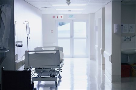 paarl - Empty hospital bed with intravenous drip  in hospital ward Photographie de stock - Premium Libres de Droits, Code: 649-08745383