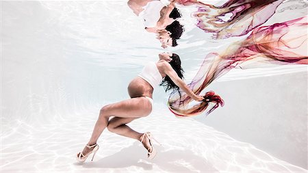 refracción - Underwater view of pregnant woman, face towards surface of water Foto de stock - Sin royalties Premium, Código: 649-08745471