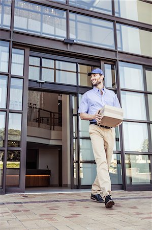 poste (courrier) - Delivery man carrying package outside office Photographie de stock - Premium Libres de Droits, Code: 649-08745619
