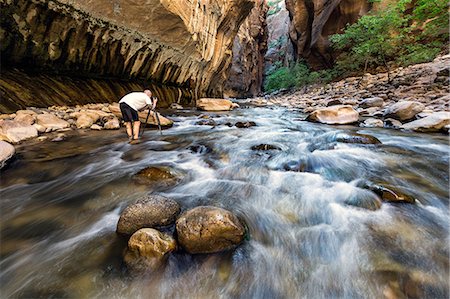 simsearch:649-08745710,k - Man standing in river taking photograph, rear view, The Narrows, Zion National Park, Zion, Utah, USA Photographie de stock - Premium Libres de Droits, Code: 649-08745710