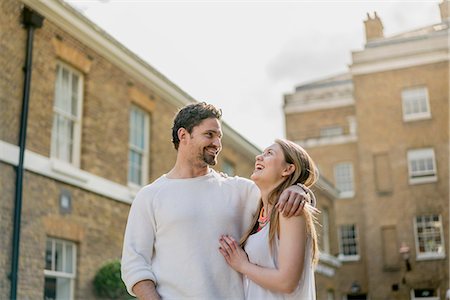 simsearch:649-08745739,k - Happy young couple strolling along Kings Road, London, UK Foto de stock - Sin royalties Premium, Código: 649-08745724