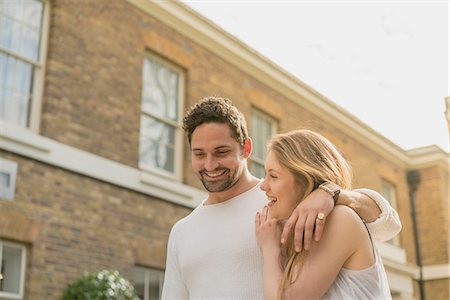 simsearch:649-08745739,k - Happy young couple strolling on Kings Road, London, UK Foto de stock - Sin royalties Premium, Código: 649-08745723