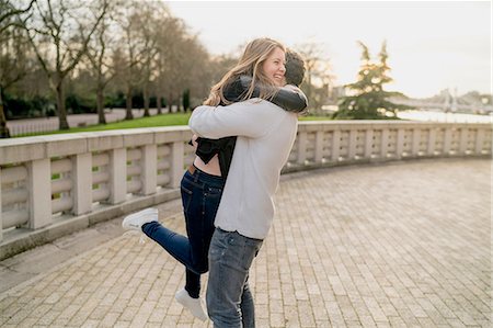 Romantic young man hugging girlfriend in Battersea Park, London, UK Foto de stock - Sin royalties Premium, Código: 649-08745736