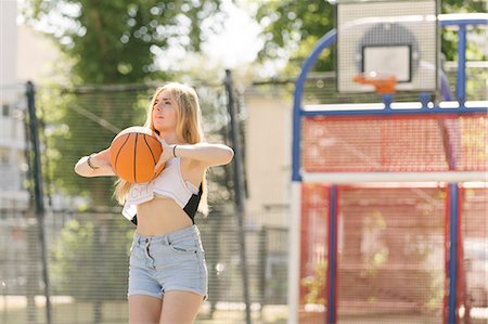 simsearch:649-09182176,k - Young woman practising on basketball court Fotografie stock - Premium Royalty-Free, Codice: 649-08765725