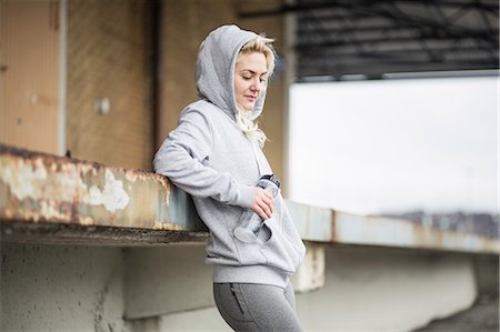 Female runner leaning against warehouse platform Photographie de stock - Premium Libres de Droits, Code: 649-08765777