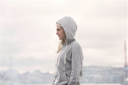 running blonde woman - Female runner in grey hoody on misty dockside Foto de stock - Sin royalties Premium, Código: 649-08765782